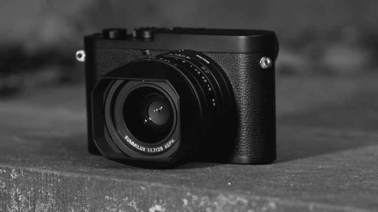 Обзор монохромного Leica Q2 |  PCMag