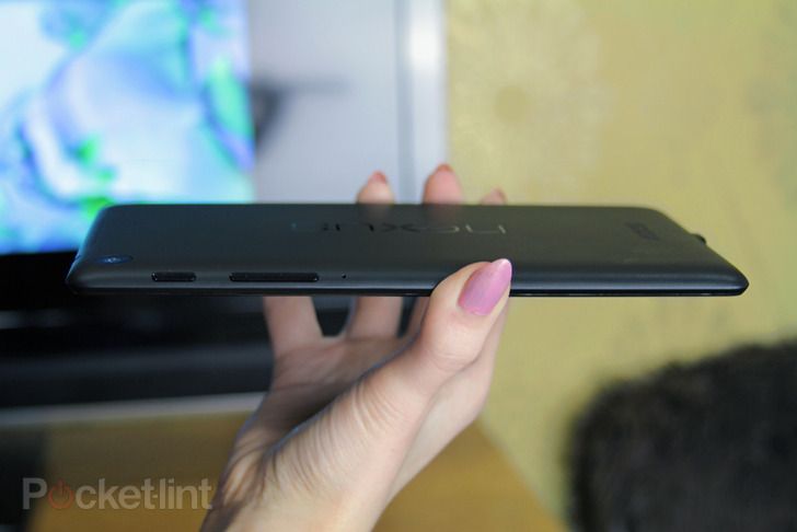 Чехол для Nexus 7 продается в Google Play за 29 долларов США, но доставка стоит 18 долларов США.